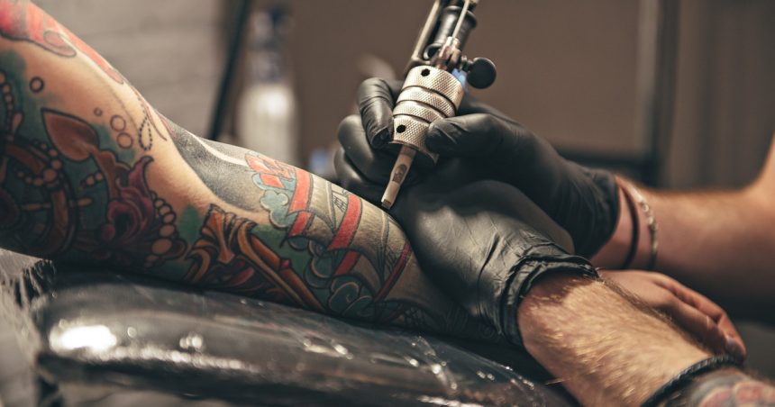 foto cum pot influenta tatuajele riscul de cancer de piele un studiu pe frati gemeni sugereaza o posibila legatura 67cc9c7239fc4
