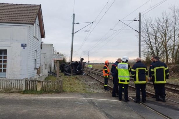 foto doi soldati francezi au murit dupa ce masina in care se aflau a fost lovita de un tren la o trecere la nivel cu calea ferata 67d82c342e913