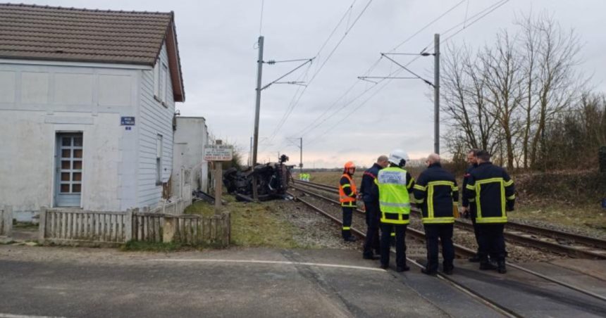 foto doi soldati francezi au murit dupa ce masina in care se aflau a fost lovita de un tren la o trecere la nivel cu calea ferata 67d82c342e913