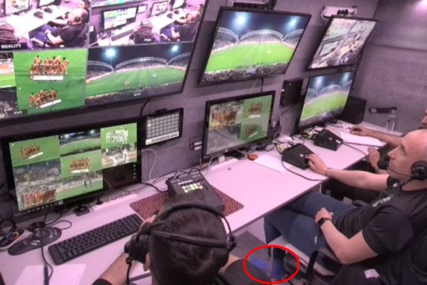 foto imaginile serii vin din camera var cum a fost surprins arbitrul la uta dinamo bai vezi ca se vede nu e frumos 67cf3b6c98e71