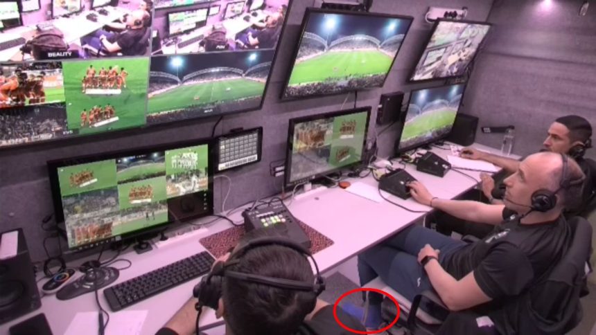 foto imaginile serii vin din camera var cum a fost surprins arbitrul la uta dinamo bai vezi ca se vede nu e frumos 67cf3b6c98e71