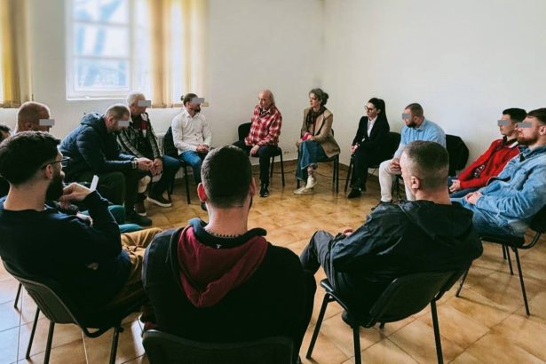 foto jure yoram biechonski psihoterapeut cu renume international in mijlocul detinutilor de la penitenciarul poarta alba care a fost scopul atelierului 67e1b20d3b5fe
