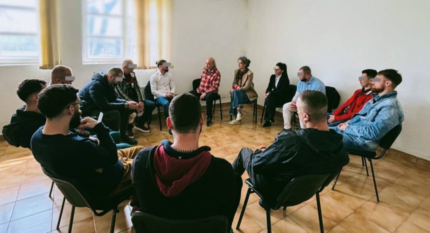 foto jure yoram biechonski psihoterapeut cu renume international in mijlocul detinutilor de la penitenciarul poarta alba care a fost scopul atelierului 67e1b20d3b5fe