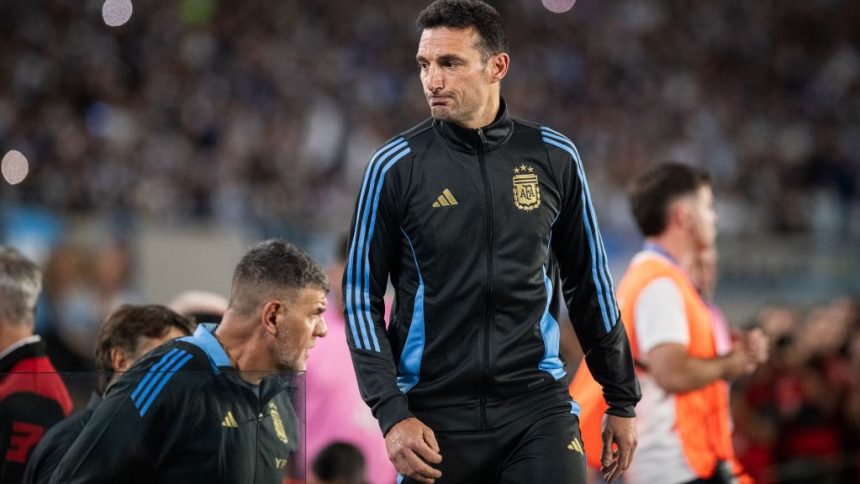 Lionel Scaloni a oferit imaginea zilei după Argentina - Brazilia 4-1! S-a dus direct la Raphinha, după declarațiile controversate. 1 foto lionel scaloni a oferit imaginea zilei dupa argentina brazilia 4 1 s a dus direct la raphinha dupa declaratiile scandaloase 67e4ff9c9324a