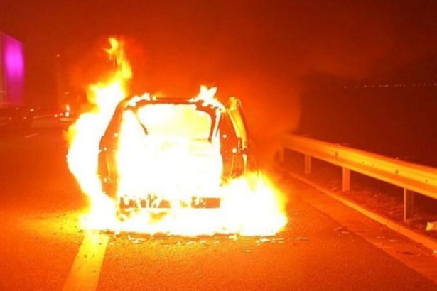 foto o masina a luat foc pe autostrada timisoara lugoj iar soferul este de negasit cinci masini s au tamponat in aceeasi zona 67cb43a544182
