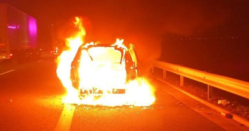 foto o masina a luat foc pe autostrada timisoara lugoj iar soferul este de negasit cinci masini s au tamponat in aceeasi zona 67cb43a544182