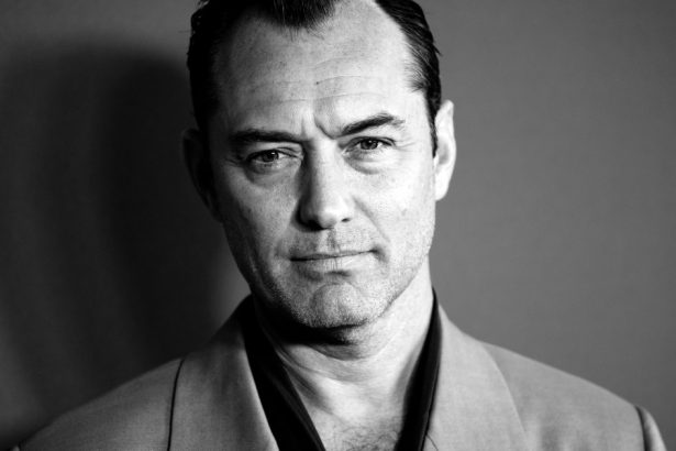 foto primele imagini de pe platourile de filmare cu transformarea lui jude law in vladimir putin un everest de escaladat 67e59373ad981