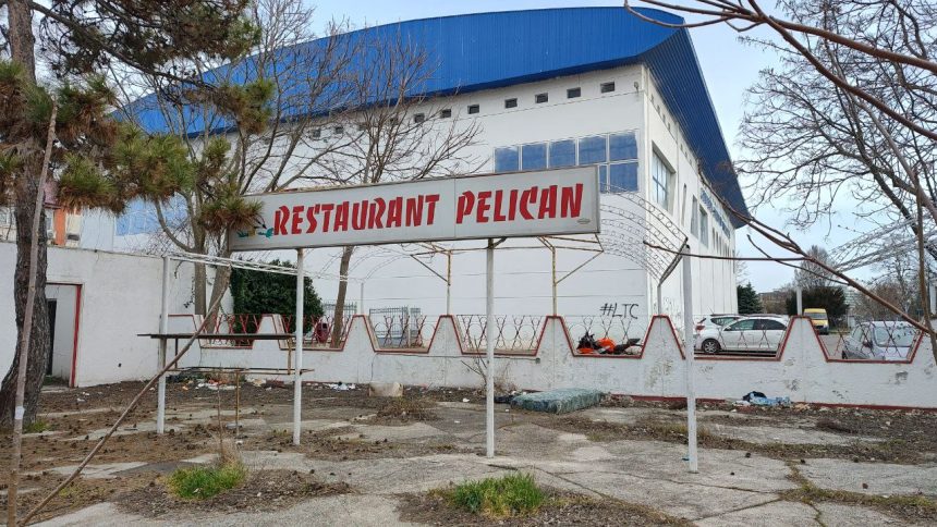 Restaurantul Pelican din Saturn, o ruină a trecutului, va fi demolat, după ce THR Marea Neagră a încercat să îl vândă de mai multe ori. 1 foto restaurantul pelican din saturn o ruina a trecutului va fi demolat dupa ce thr marea neagra a incercat sa il vanda de mai multe ori 67d27aabd4357