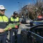 foto soferitele din constanta au primit flori de la politisti cu ocazia zilei de 8 martie 67cc17fa9f80e
