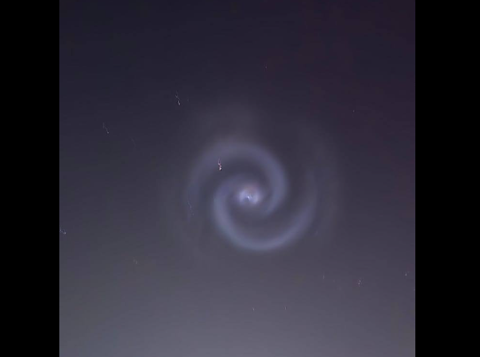 foto spirale luminoase ciudate aparute pe cerul romaniei noaptea trecuta 67e270211ffba