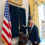 foto trump reinventeaza biroul oval harta golfului americii si trofeul cupei mondiale ce face butonul rosu de pe biroul sau 67dbc9096f16c