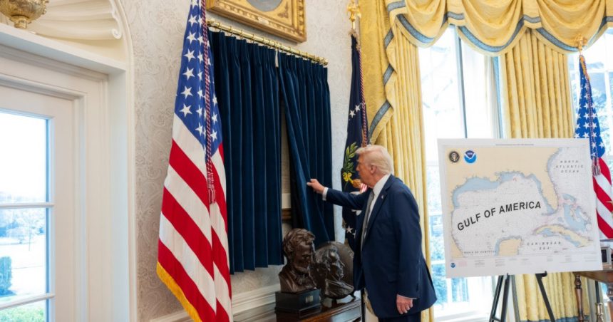 foto trump reinventeaza biroul oval harta golfului americii si trofeul cupei mondiale ce face butonul rosu de pe biroul sau 67dbc9096f16c
