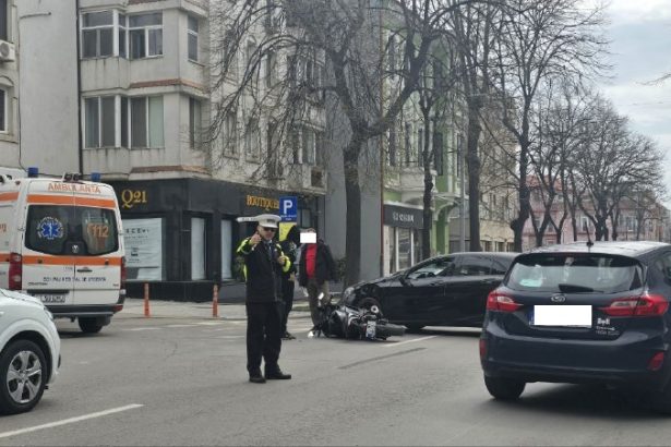 foto un motociclist a fost lovit de un autoturism pe bulevardul tomis la intersectia cu strada cuza voda 67e3cf7723ef7