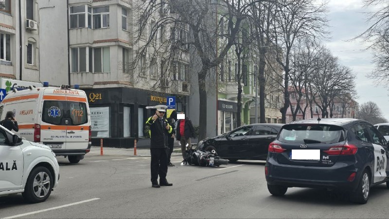foto un motociclist a fost lovit de un autoturism pe bulevardul tomis la intersectia cu strada cuza voda 67e3cf7723ef7