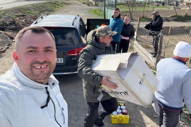 foto un politist de la ipj tulcea inger salvator pentru o familie ramasa pe drumuri in urma unui incendiu devastator 67dfdaf62b786