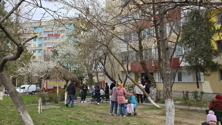 Alertă în Tomis Nord! Incendiu într-un apartament de pe strada Cișmelei. Mai mulți locatari au fost evacuați. 1 foto video alerta in tomis nord incendiu intr un apartament de pe strada cismelei mai multi locatari au fost evacuati 67d6b209b9de6
