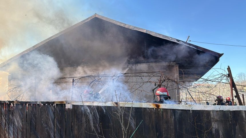 Incendiu la o casă din Somova, cu intervenția unui echipaj SMURD 1 foto video incendiu la o casa din somova a intervenit si un echipaj smurd 67c82a6d41124