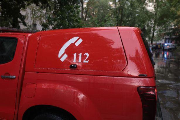 foto vremea rea a facut ravagii copaci cazuti acoperisuri smulse si masini avariate pompierii au intervenit in 14 judete si in capitala 67e81e421ae13