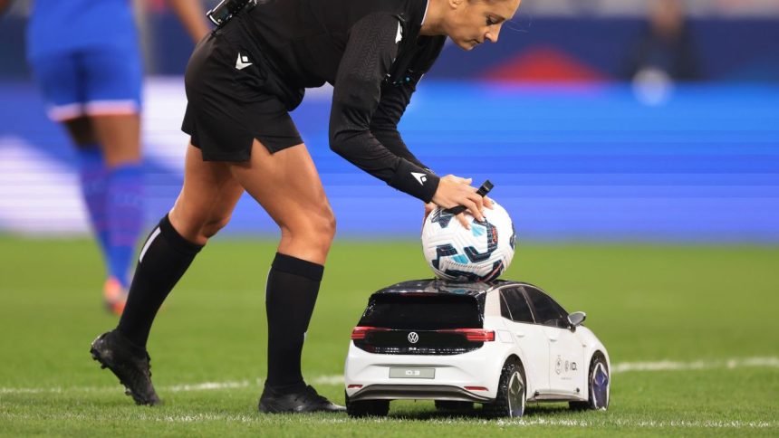 galerie foto arbitra din superliga romaniei a dezvaluit care este jucatorul ei preferat e pe val 67e4686abc0ba