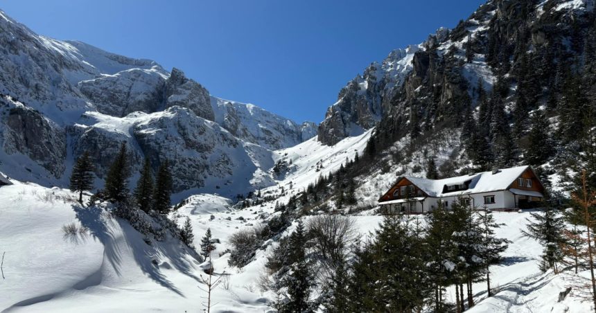 Atenționare Salvamont: Avalanșă în Munții Bucegi. Turiștii sunt sfătuiți să evite traseele montane. 1 galerie foto atentionare salvamont avalansa in muntii bucegi turistii sunt sfatuiti sa evite traseele montane 67c82cb9416ea