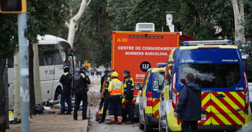 Cel puțin 34 de răniți, dintre care 4 în stare gravă, într-un accident cu două autocare la Barcelona 1 galerie foto cel putin 34 de raniti intre care 4 in stare grava intr un accident in care au fost implicate doua autocare la barcelona 67c5f9eb97a9f