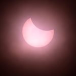 galerie foto cum s a vazut eclipsa partiala de soare in intreaga lume luna a parut roz din anglia 67e825d528ed7