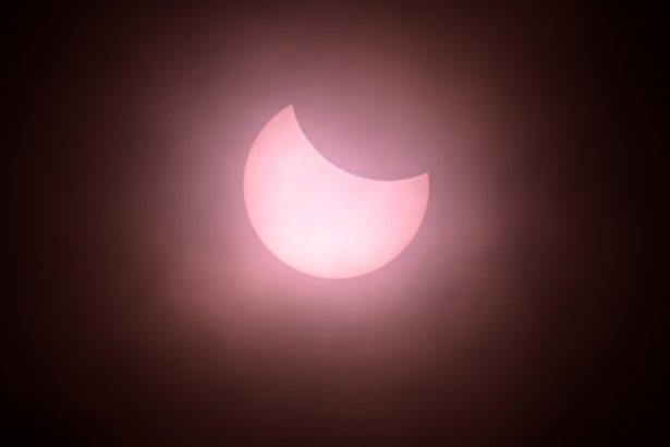 galerie foto cum s a vazut eclipsa partiala de soare in intreaga lume luna a parut roz din anglia 67e825d528ed7
