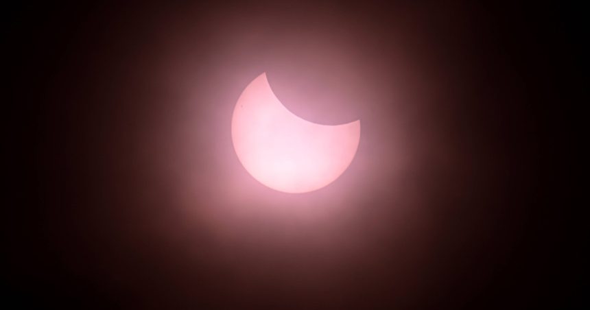 galerie foto cum s a vazut eclipsa partiala de soare in intreaga lume luna a parut roz din anglia 67e825d528ed7