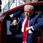 Donald Trump și-a cumpărat o mașină Tesla pentru a-l susține pe Elon Musk, dar nu o va putea conduce. 2 galerie foto donald trump si a cumparat o masina tesla intr un gest de sustinere pentru elon musk presedintele american nu va putea sa o conduca 67d1a65110743