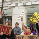 galerie foto elon musk tinta protestelor in sua si canada oamenii il acuza ca a desfiintat mii de posturi federale prin agentia doge 67e01faaeefd5
