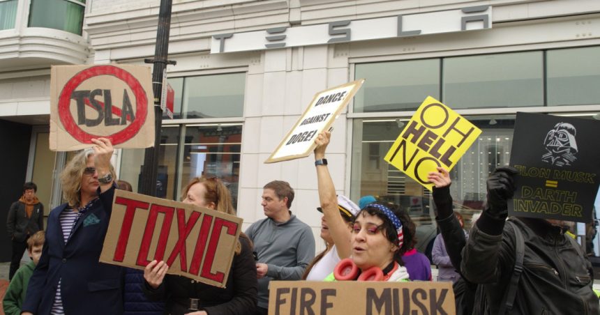 galerie foto elon musk tinta protestelor in sua si canada oamenii il acuza ca a desfiintat mii de posturi federale prin agentia doge 67e01faaeefd5