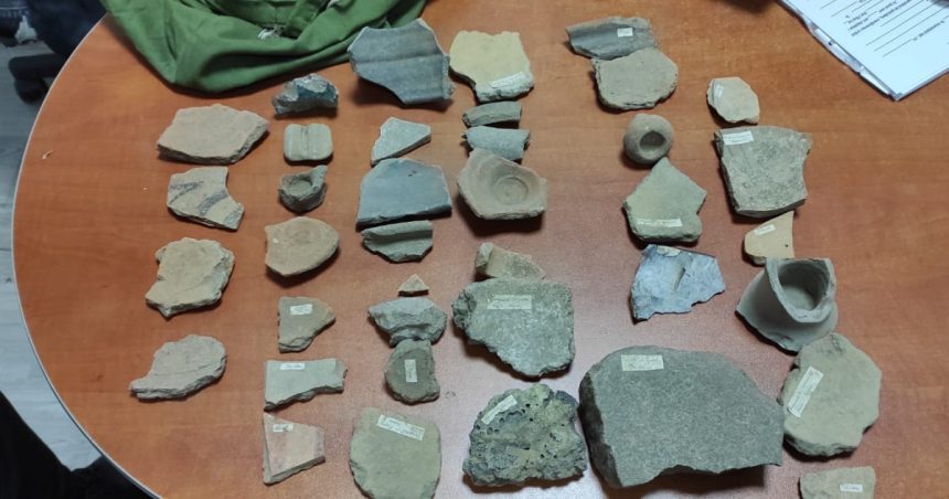 Femeie din Iași, prinsă când vindea vestigii arheologice din perioada dacică în talcioc cu sume cuprinse între 3 și 5 lei 1 galerie foto femeie din iasi prinsa cand vindea in talcioc vestigii arheologice din perioada dacica cu sume cuprinse intre 3 si 5 lei 67e039312372e