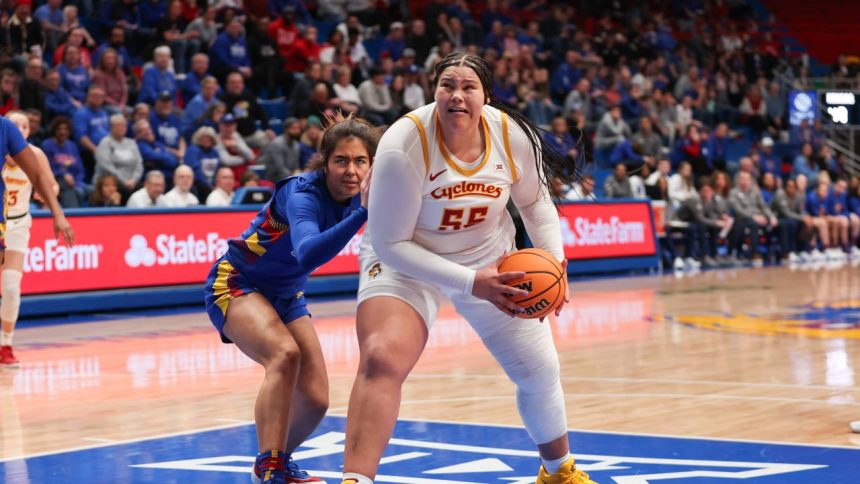 I se spune ”Lady Shaq”, are 1.90 metri, peste 100 de kilograme și a cucerit baschetul feminin. 1 galerie foto i se spune lady shaq are 1 90 metri peste 100 de kilograme si a luat cu asalt baschetul feminin 67c705128d01a