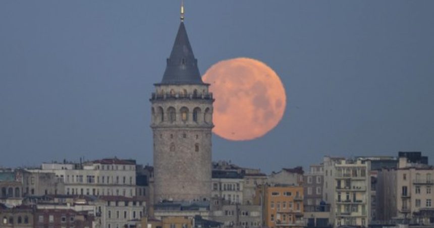 Luna a devenit roșie, cu ocazia unei eclipse totale. Imagini spectaculoase. 1 galerie foto luna a devenit rosie cu ocazia unei eclipse totale imagini spectaculoase 67d3e39f52e3c