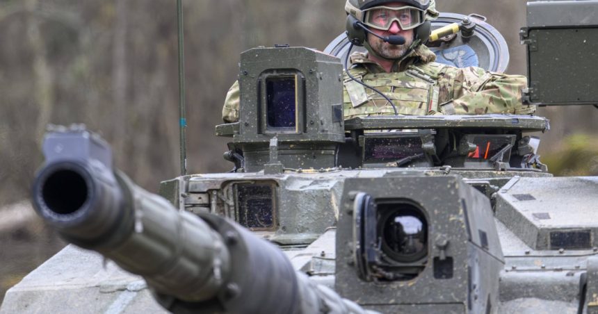 Prințul William s-a pozat într-un tanc Challenger 2 aproape de granița Rusiei. Cum a arătat vizita sa pe flancul estic al NATO 1 galerie foto printul william s a pozat intr un tanc challenger 2 aproape de granita rusiei cum a aratat vizita sa pe flancul estic al nato 67dd6eb854661
