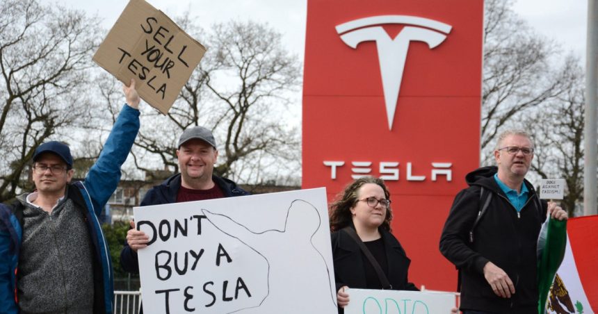 galerie foto proteste in marea britanie impotriva lui elon musk o miscare ampla de boicotare a companiei tesla se extinde la nivel global 67e836ef9fb21
