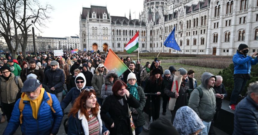 Ungaria interzice parada „Pride” a comunităților LGBTQ+: președintele Sulyok a promulgat legea. Proteste de amploare la Budapesta. 1 galerie foto ungaria interzice parada pride a comunitatilor lgbtq presedintele sulyok a promulgat legea proteste de amploare la budapesta 67daaf778dfdb