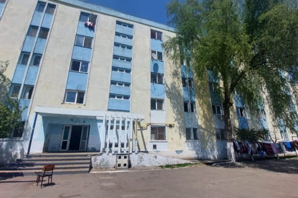 galerie foto vara asteapta sa ploua locuitorii blocului fantoma din palas fara apa curenta din 2013 67e7ca45ac270