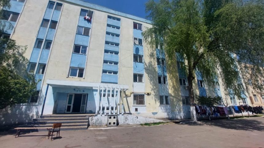 galerie foto vara asteapta sa ploua locuitorii blocului fantoma din palas fara apa curenta din 2013 67e7ca45ac270