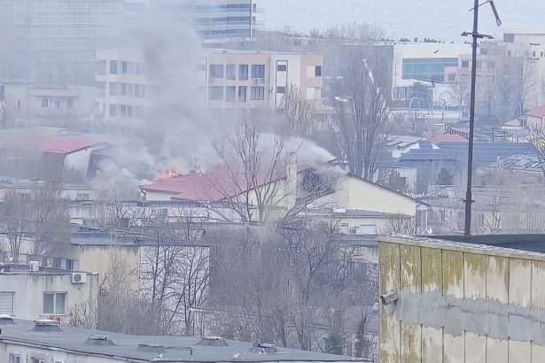 incendiu la mansarda unui bloc din constanta 67c3024ed594c