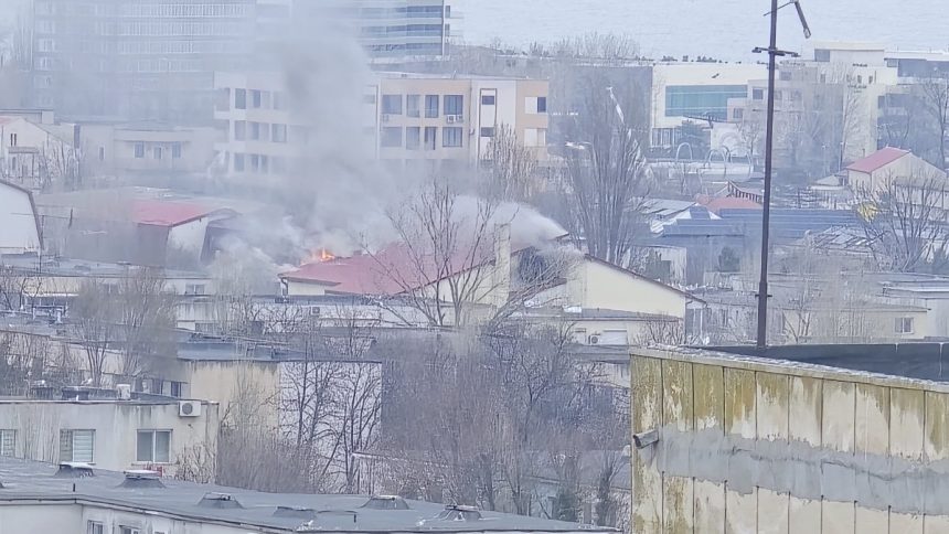 Incendiu la mansarda unui imobil din Constanța 1 incendiu la mansarda unui bloc din constanta 67c3024ed594c