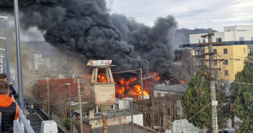 incendiu puternic la un depozit din sibiu traficul rutier este complet blocat in zona a fost emis mesaj ro alert 67d44629166ba