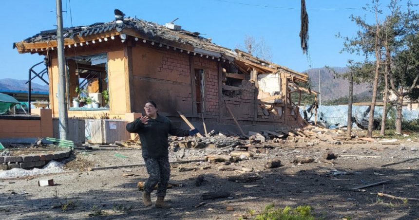 Incident grav în Coreea de Sud. Un avion militar a lansat greșit opt bombe asupra unui sat, provocând rănirea a șapte civili. 1 incident grav in coreea de sud un avion militar a lansat gresit opt bombe asupra unui sat sapte civili au fost raniti 67c942da07f85