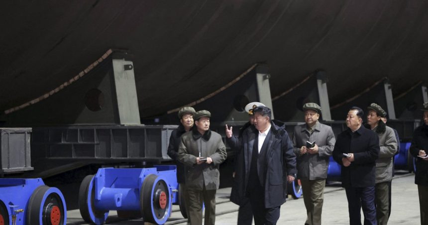 Kim Jong Un a inspectat un șantier pentru construcția unui submarin cu propulsie nucleară 1 kim jong un a inspectat un santier unde va fi construit un submarin cu propulsie nucleara 67cc327d59762