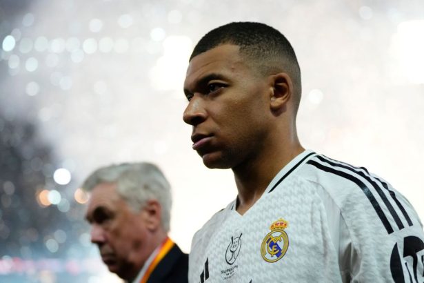kylian mbappe ia atitudine reactie dura dupa ce fanii psg au injurat tatal decedat a fostului jucator 67db0758e6d32