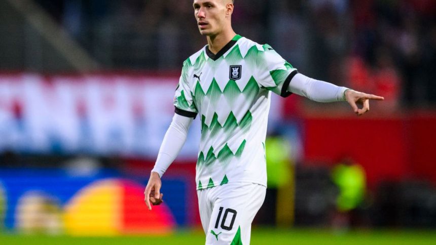lovitura pentru tricolori austriecii il contrazic pe mihai stoichita in cazul lui raul florucz probabil nu intelege regulamentul 67d12e848f9e9