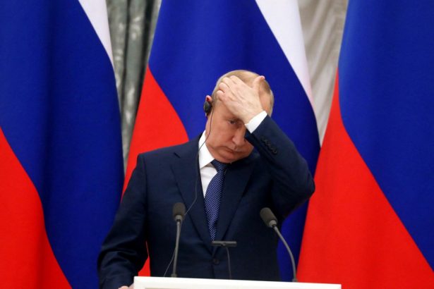macron afirma despre putin ca interpreteaza gresit istoria este un imperialist revizionist 67ca9ad36b8cd