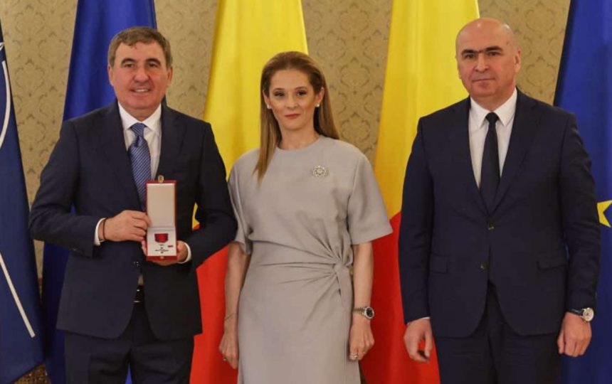 marilena hagi aparitie eleganta alaturi de gheorghe hagi care a fost decorat cat costa pantofii pe care i a asortat la rochia gri cu crapatura pe picior 67d18210c9625