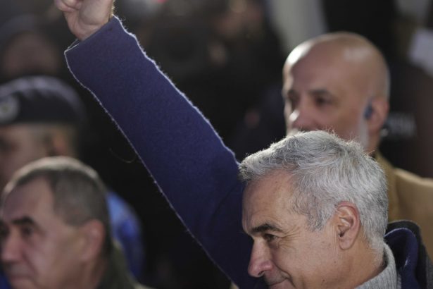 mesaje similare transmise de calin georgescu si generalul vizat de dosarul de tradare este inutil sa ne sustinem doar pe facebook 67c9cefe4d649