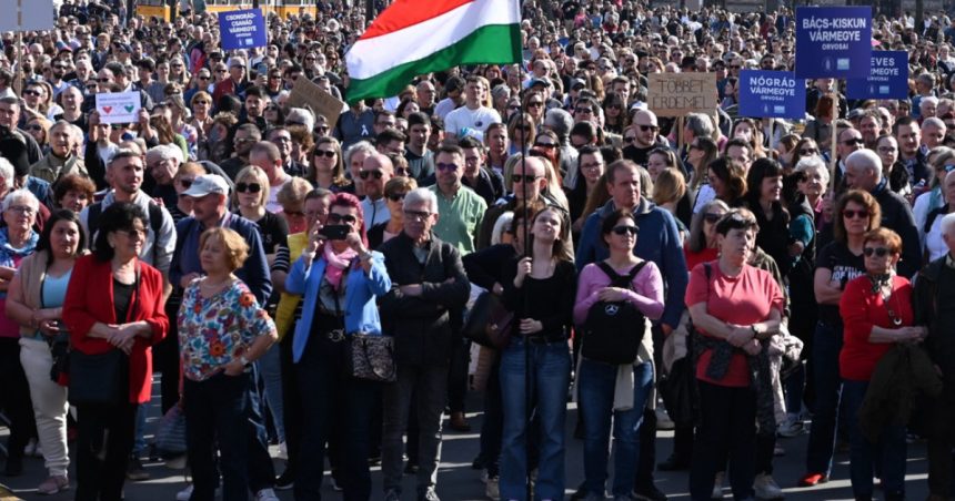 Mii de persoane au protestat la Budapesta pentru îmbunătățirea serviciilor de sănătate 1 mii de persoane au manifestat la budapesta pentru servicii de sanatate mai bune 67cc987aa86be